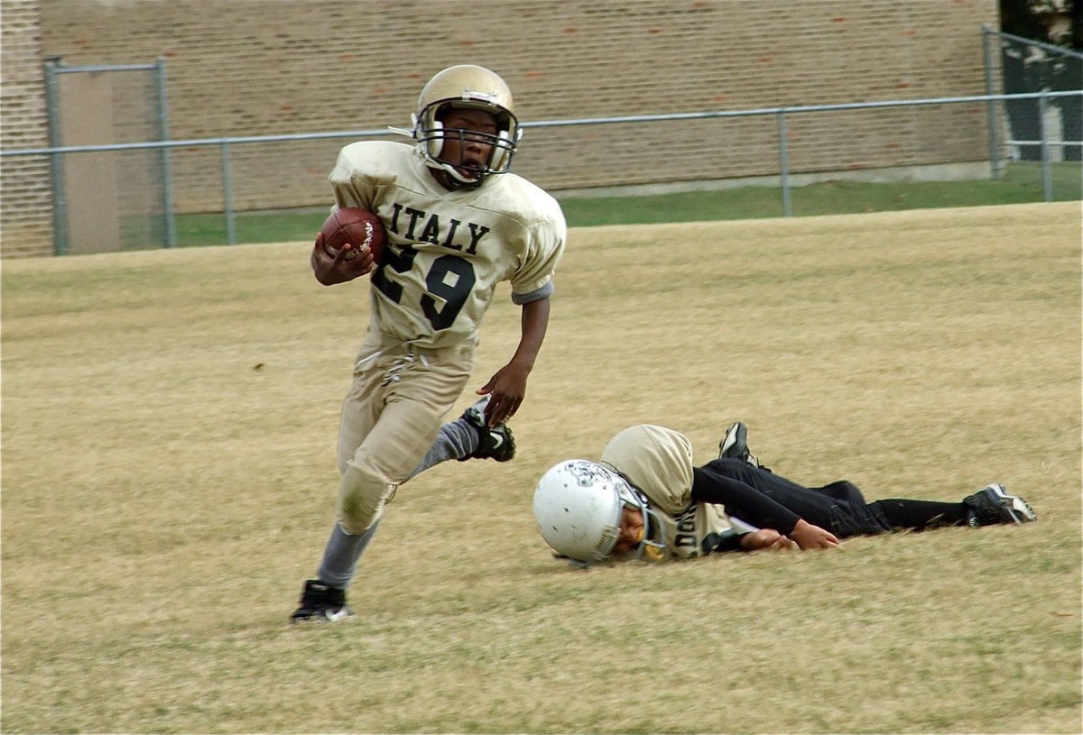 Image: Cole escapes — Christian Cole(29) out runs a Palmer Bulldog.