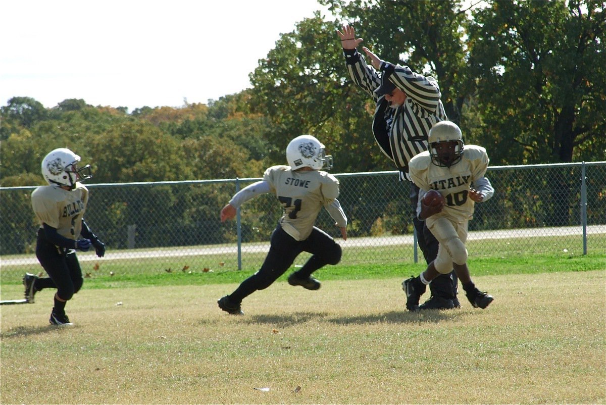 Image: Excuse me Mr. Referee — Italy’s Taron Smith(10) avoids a zebra and two Bulldogs on this play.