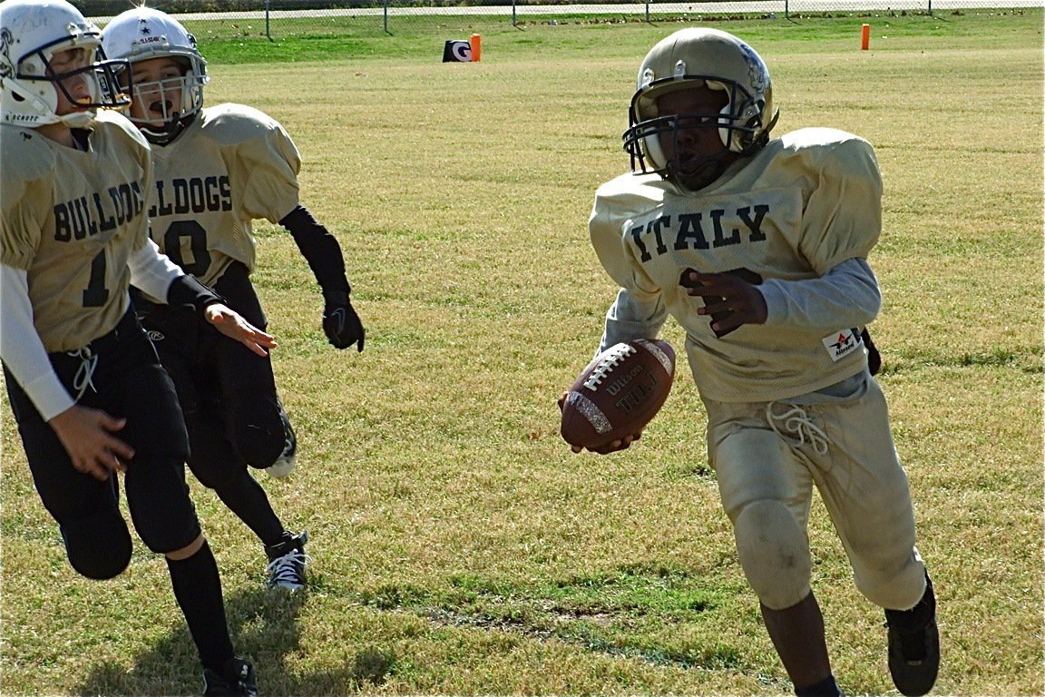 Image: The way to the Superbowl — Taron Smith(10) turns the corner and helps lead Italy’s B-Team Gladiators to a conference championship victory over Palmer.