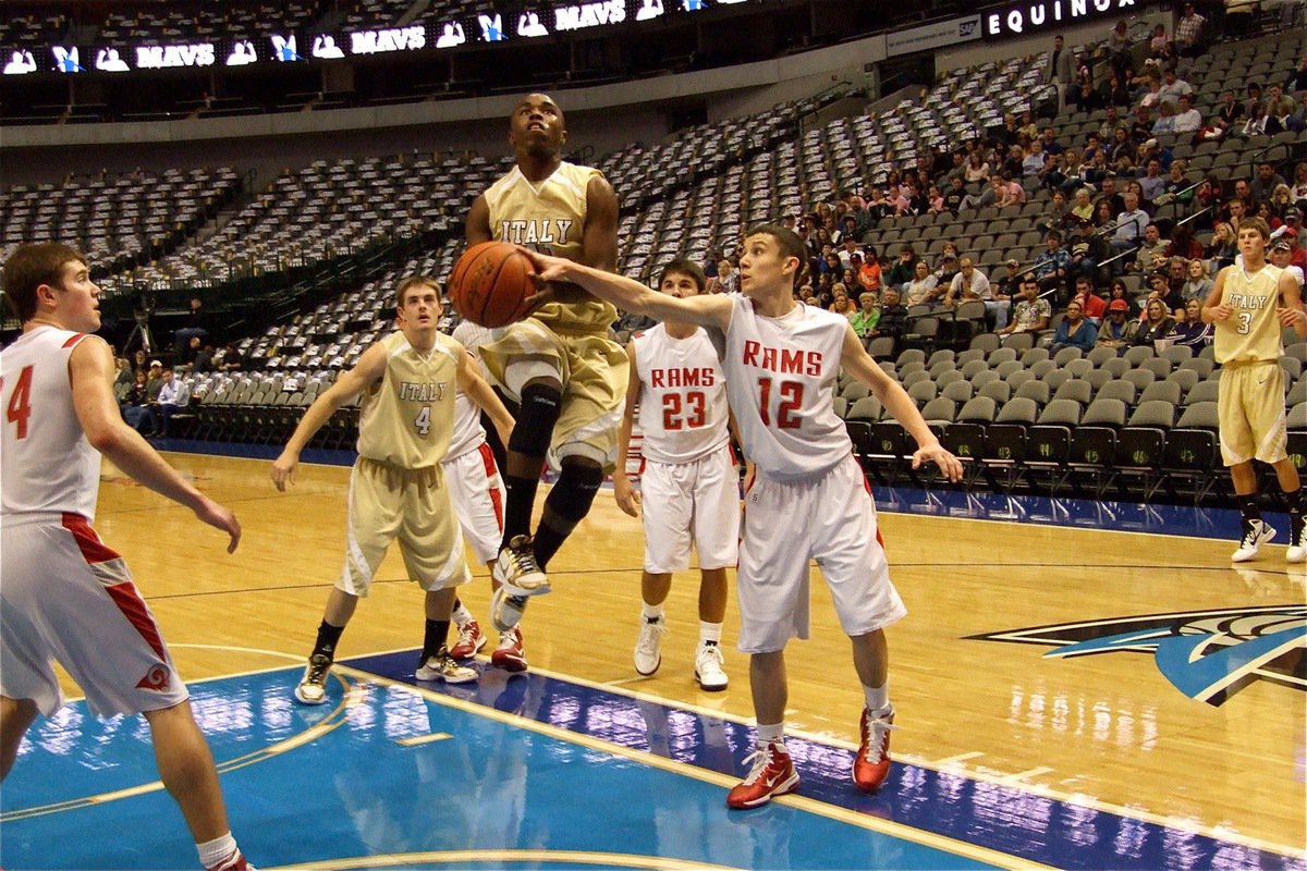 Image: Beast vs Rams — Italy’s Jasenio “Beast” Anderson(11) rams his way thru the Mineral Wells defense.