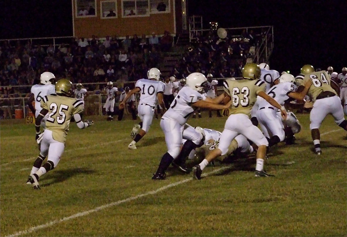 Image: Tracking the ball — Italy’s Corrin Frazier(25), Brandon Souder(63) and Bobby Wilson(64) track the Cougars.