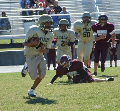 Image: Nice play! — Tylan Wallace(2) and Austin Pittmon(50) track Fabian Cortez(84) who reverses the ball for positive yards.
