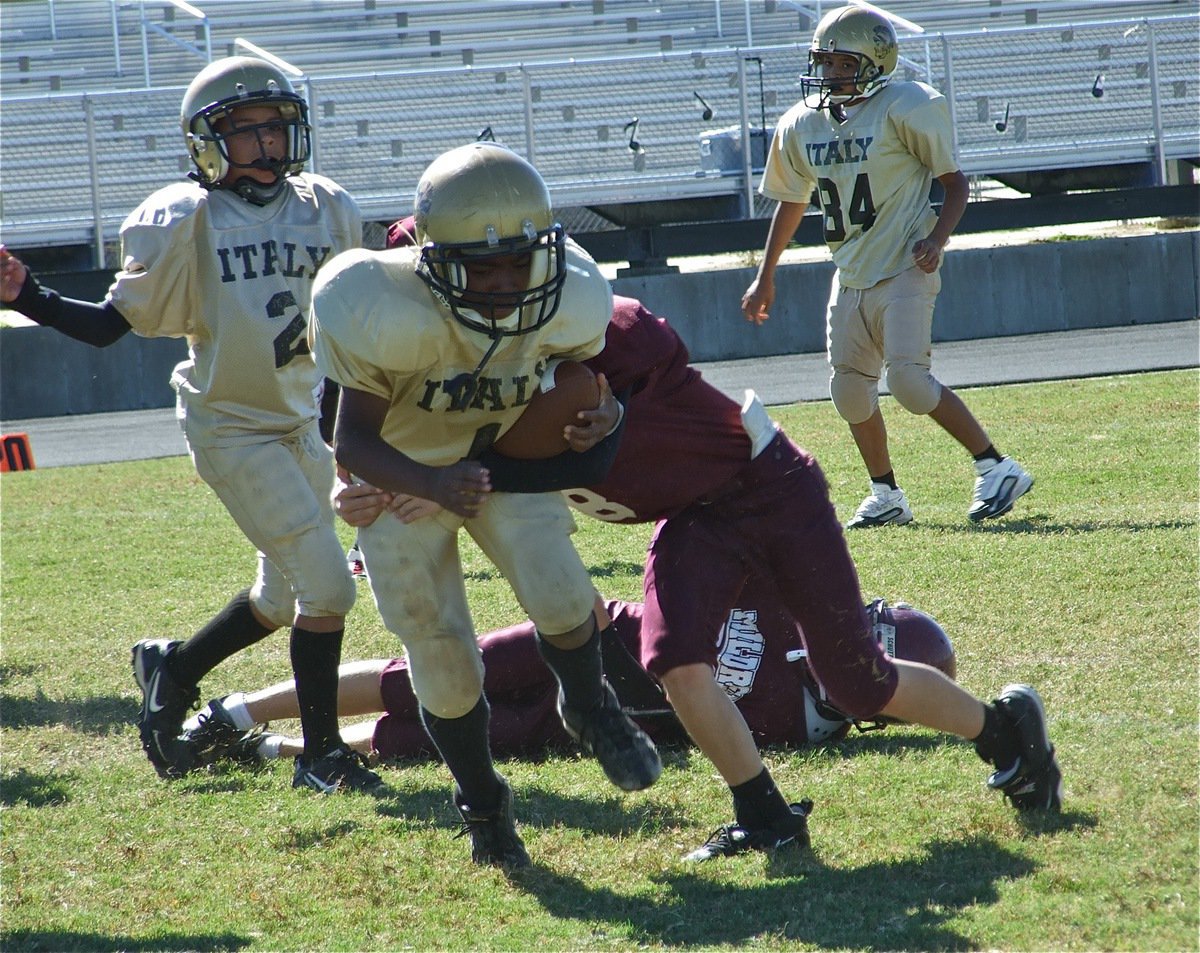 Image: No quit in his game — Kendrick Norwood(1) fights for yards against Mildred.