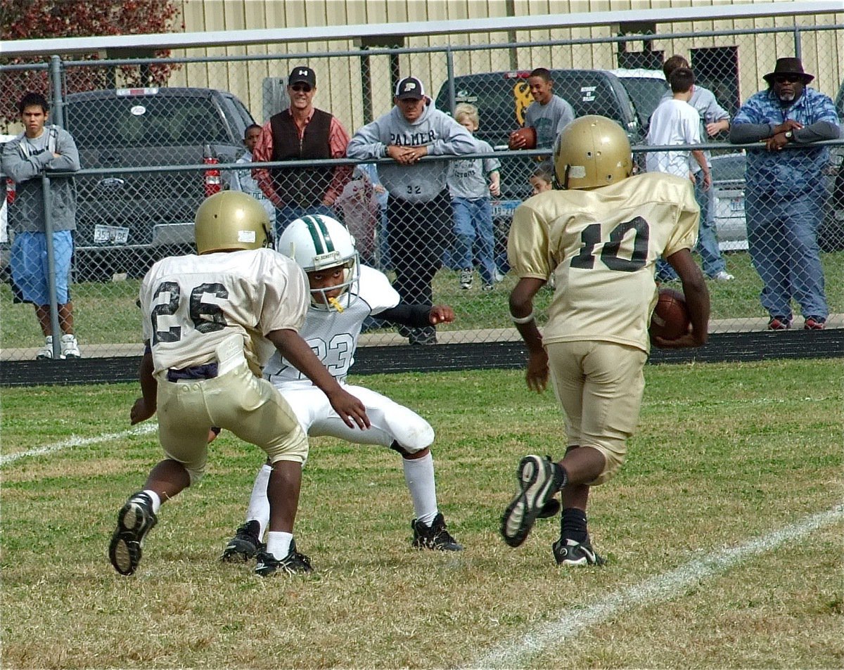 Image: I got your back — Ricky Pendleton(26) lead blocks for his older brother Taron Smith(10) to help Italy’s B-Team become back-to-back Superbowl champions.