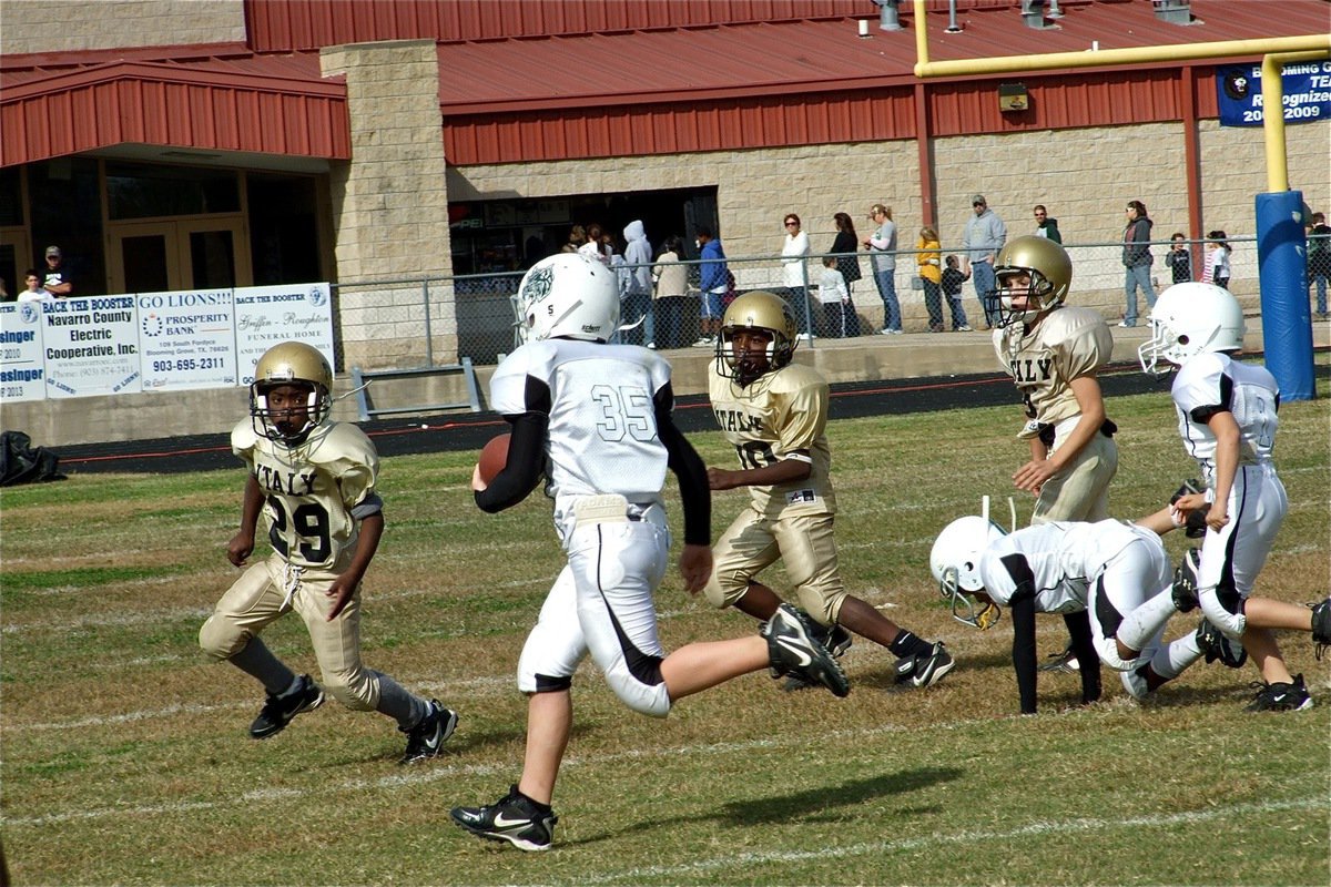 Image: Gladiators on the go — Italy’s Christian Cole(29), Taron Smith(10) and Ryder Itson(6) try to stop a Wildcat in the open field.