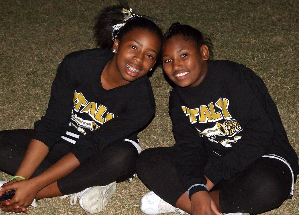 Image: Great girls — Quintera Washington and Moesha Griffin sit down during the awards ceremony.