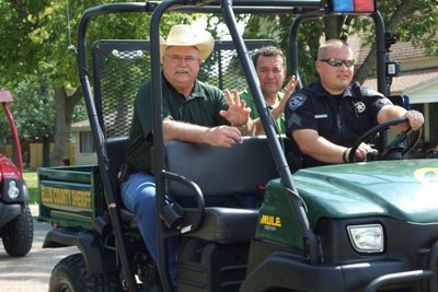 Image: Notable guests — Ellis County Sheriff Johnny Brown and J.P. Jackie Miller participate in Italy’s 2010 Homecoming Parade.