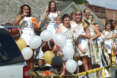 Image: Go Italy, Go! — Italy’s Varsity &amp; Junior High Cheerleaders throw candy down on Main Street and raise spirits up during the Homecoming parade.
