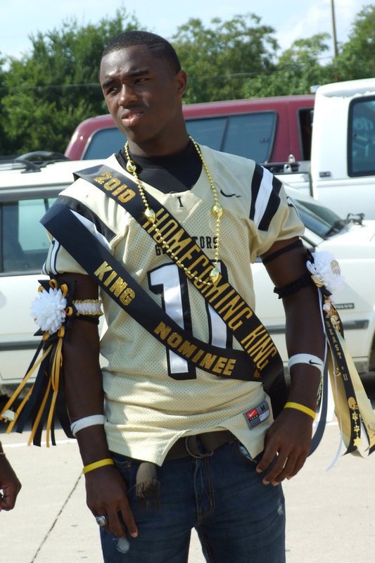 Image: All hail the King! — After the parade, Gladiator Jasenio Anderson gets selected as Italy’s 2010 Homecoming King during the pre-game pep rally.