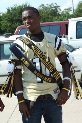 Image: All hail the King! — After the parade, Gladiator Jasenio Anderson gets selected as Italy’s 2010 Homecoming King during the pre-game pep rally.