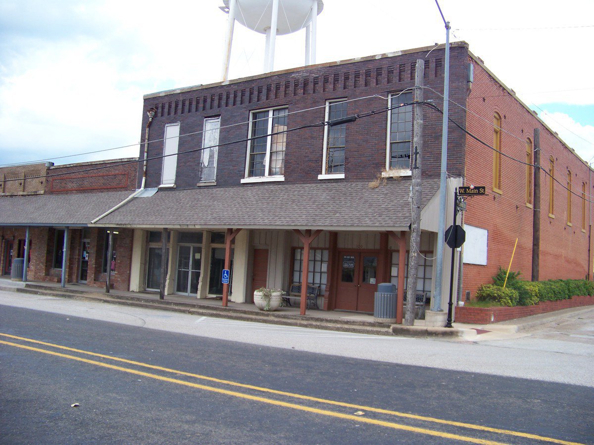 Image: 108 East Main, Italy, Texas — One of two properties the Italy EDC plans on purchasing.  Plans are to demolish then rebuild a community center here.