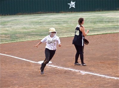 Image: Rounding third — Alma Suaste(7) rounds third base and heads home to put Italy on the board first.