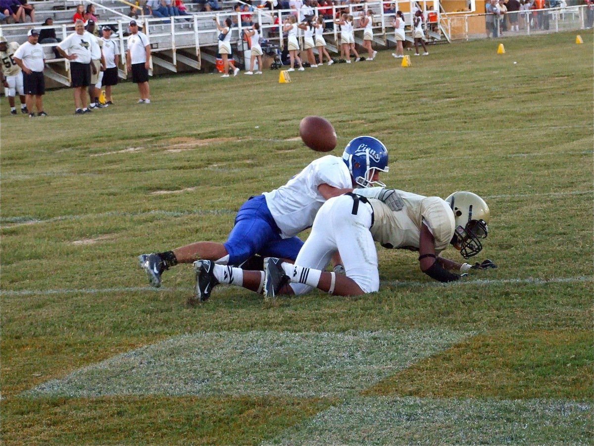 Image: Lions make a play — Italy’s Trevon Robertson(9) tries to haul in a pass for the 2-point conversion.