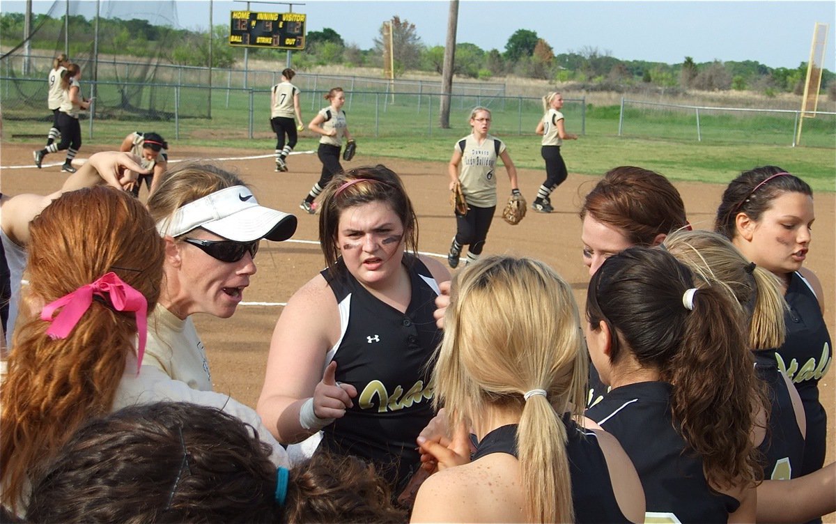 Image: Reeves belts a cheer — Italy’s head coach Jennifer Reeves urges her Ladies to finish strong.