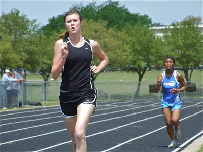 Image: Rossa strides — Kaitlyn Rossa holds off Wortham for second place in the 3200m run.