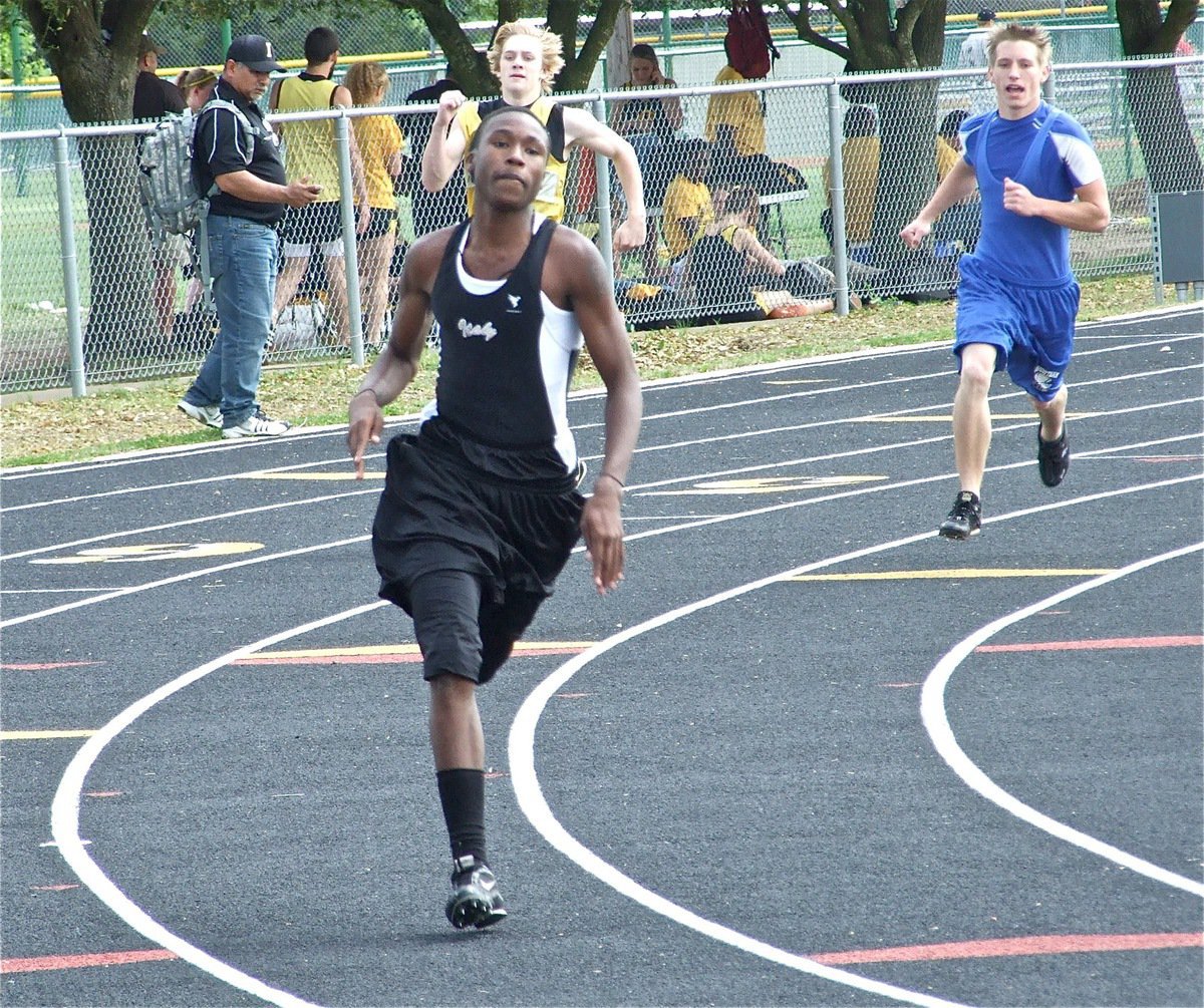 Image: Tavarus Griffin — Italy Gladiator Tavarus Griffin logs some frequent flyer miles on his way to Area.