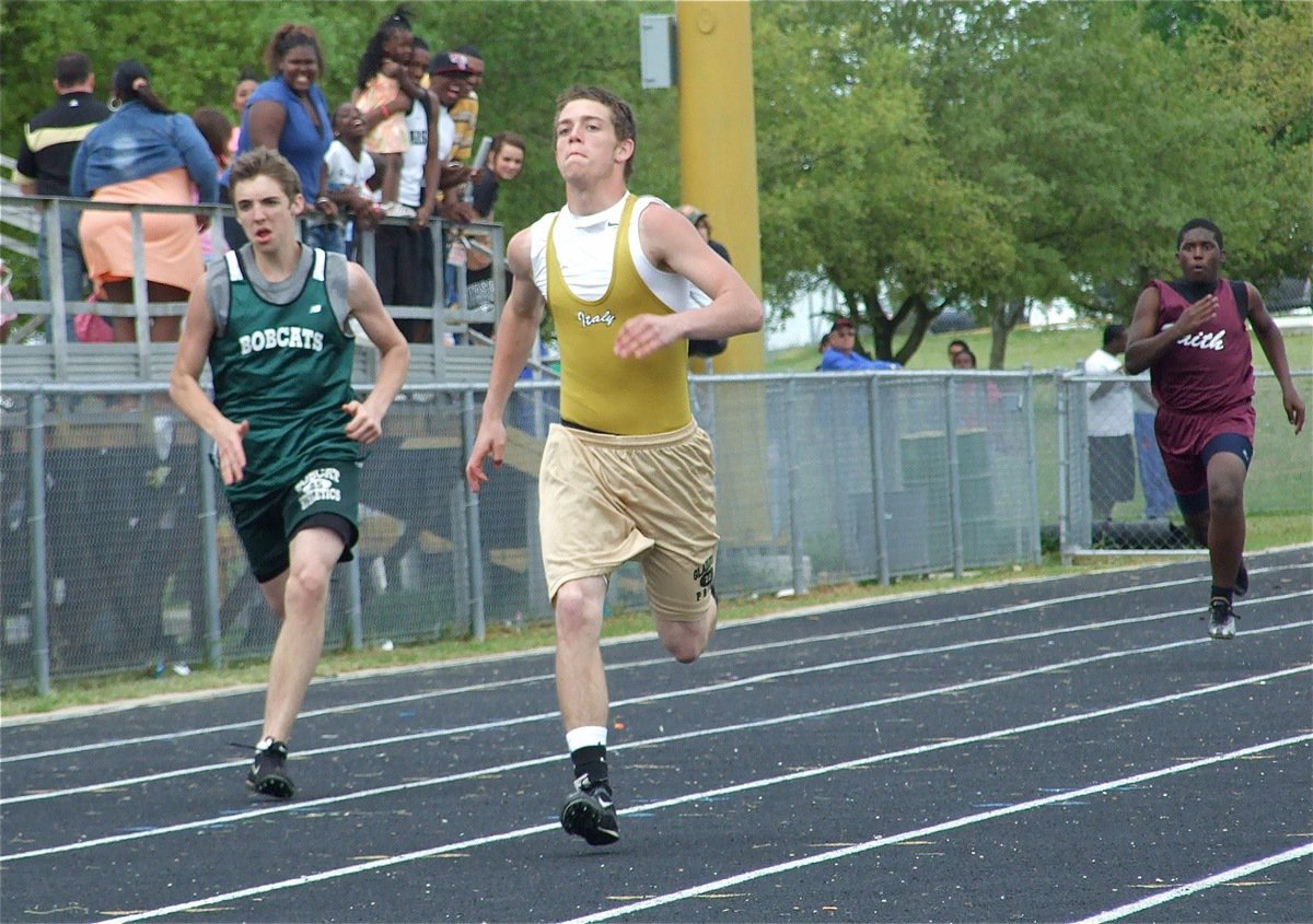 Image: Souder sprints — Italy’s Brandon Souder displays his speed down the home stretch.