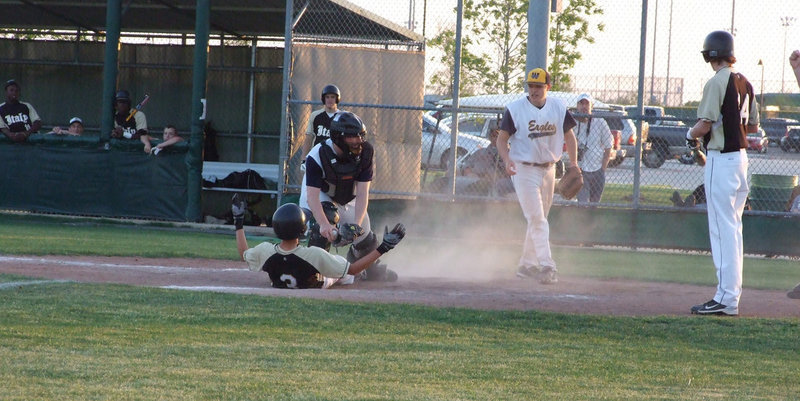 Image: Holden stirs up a sandstorm — Jase Holden causes a little fuss and in the end is called out.