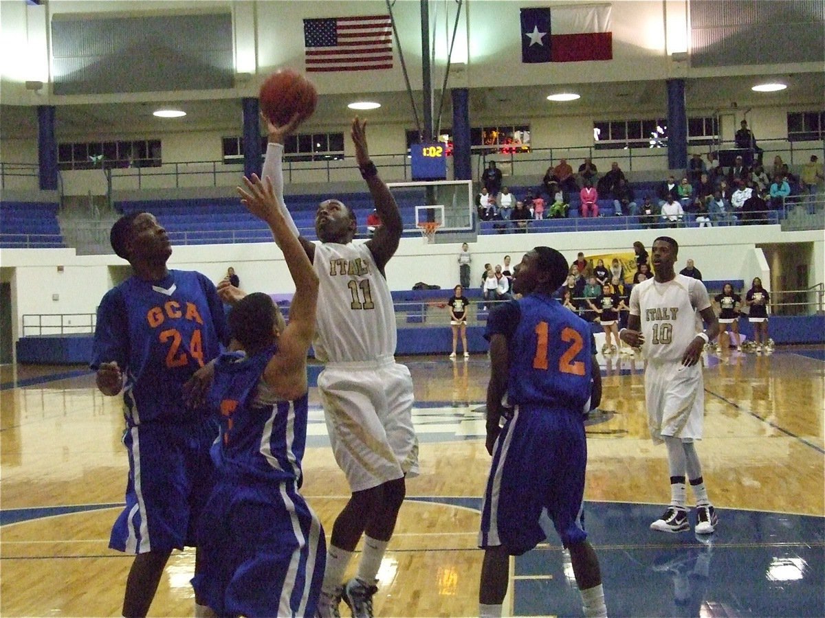 Image: Italy’s Jasenio Anderson(11) was unstoppable with 34-points — The Dallas Gateway Gators were no match for the Italy Gladiators Monday night in Midlothian. Italy’s Jasenio Anderson(11) was in “Beast” mode throughout totaling 34-points to help the Gladiators claim the regional quarterfinal championship with an 88-68 win over the Gators.