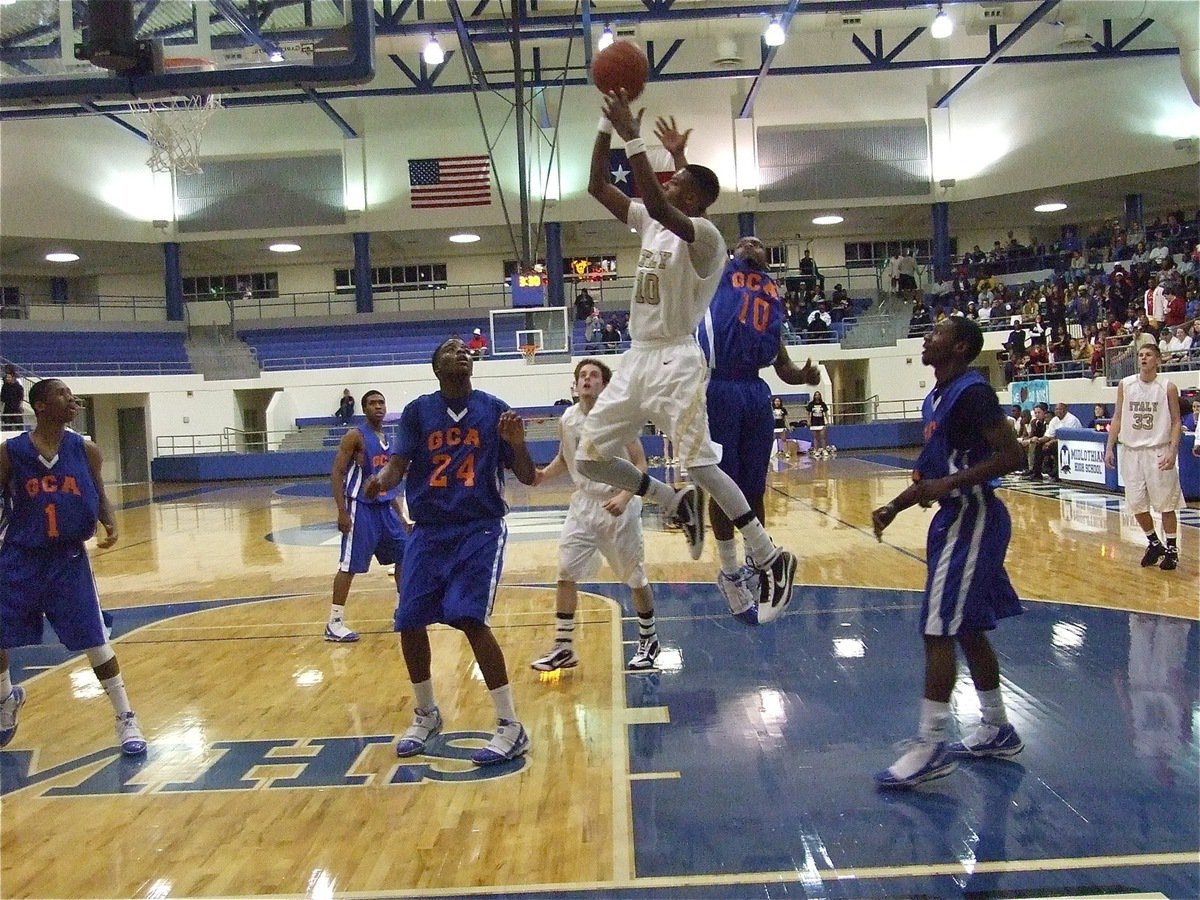 Image: The air up there — Italy’s John Isaac(10) added 19-points in the Gladiators regional quarterfinal championship win.