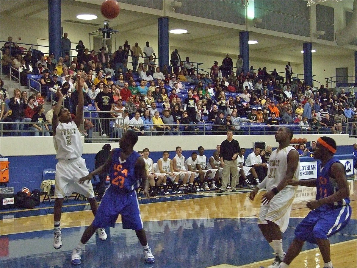 Image: Snoop hoops — Heath Clemons(2) strokes 2 of his 14-points over a Gateway defender.