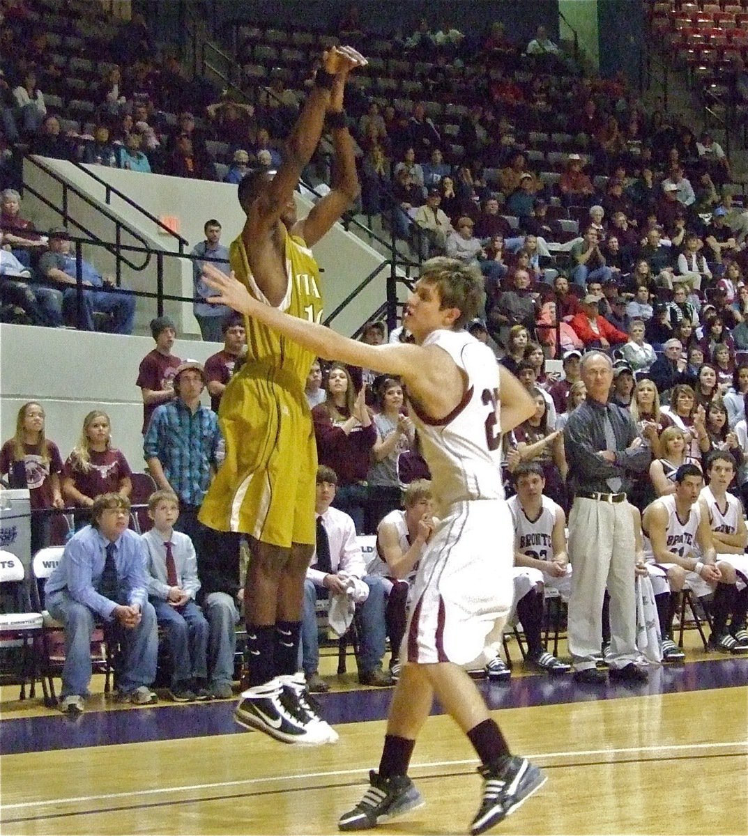 Image: John goes up — Italy’s John Isaac(10) hits a jumper from the corner against Bronte.