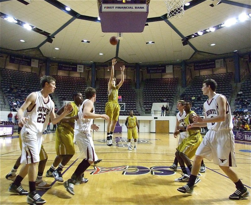 Image: Colton in the lane — Campbell gets off a jump shot in the lane.