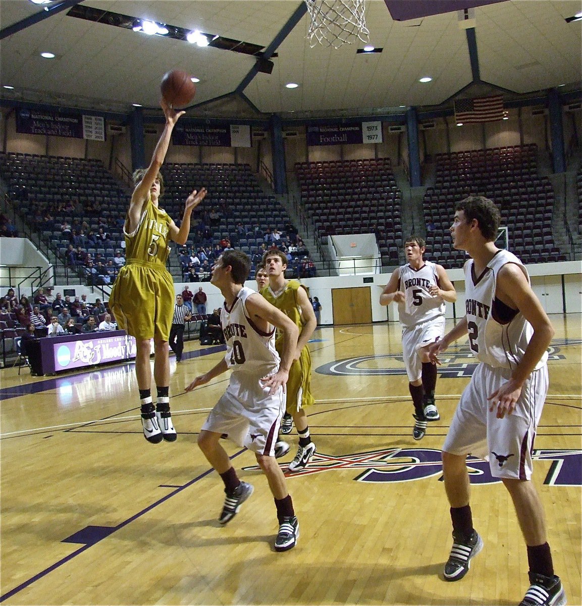 Image: Campbell pulls up — Italy’s Colton Campbell(5) attempts a shot over the Longhorn defense.