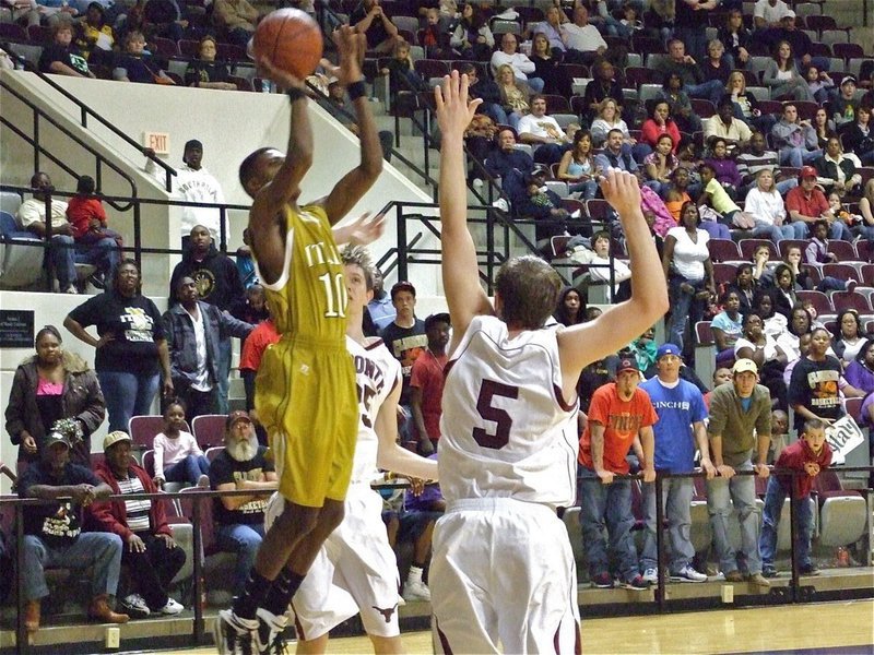 Image: John covered — Italy’s John Isaac(10) gets cornered by two Longhorns in the 2nd half.