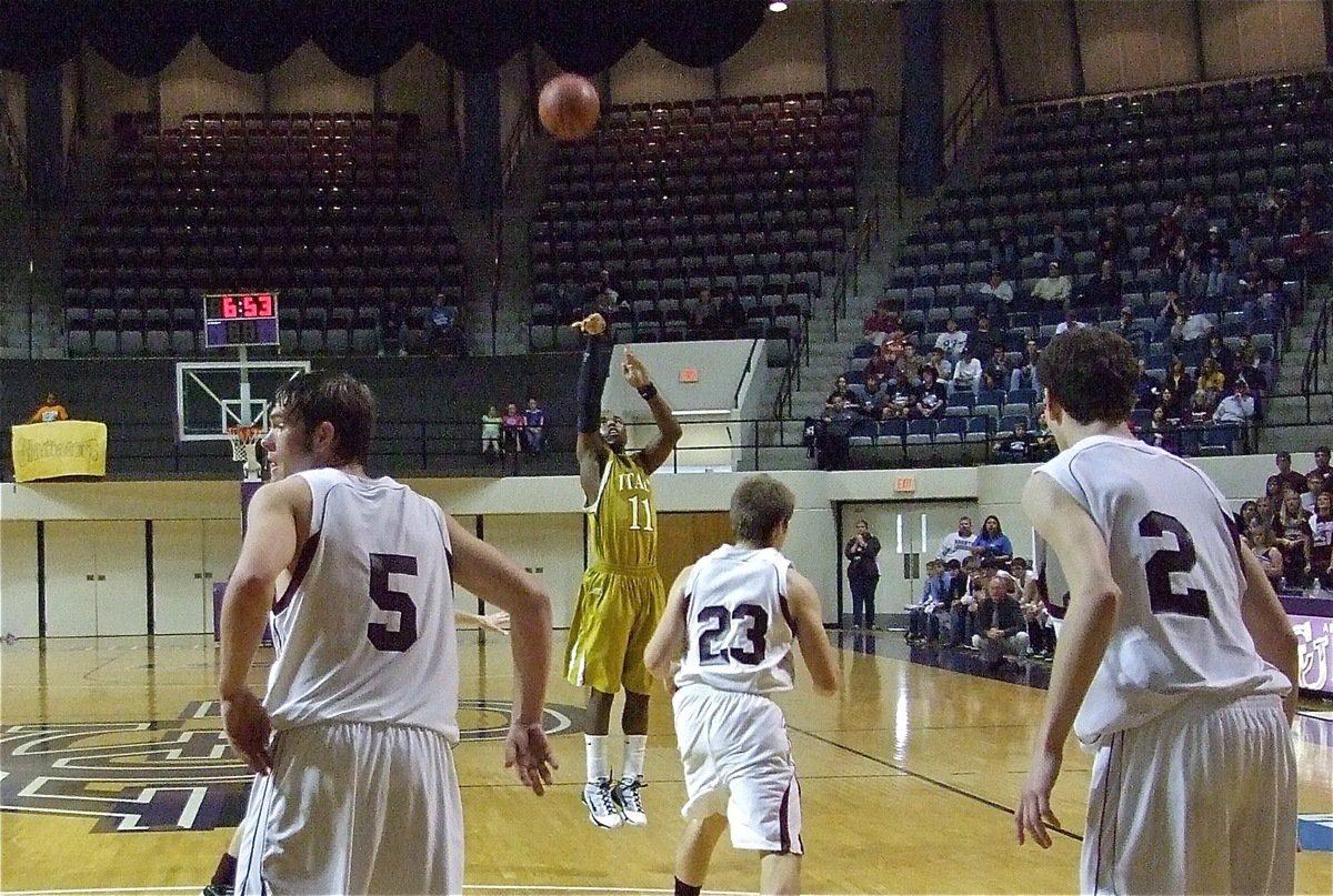 Image: The three ball — Italy’s Jasenio Anderson(11) shoots a 3-pointer in an effort to rally the Gladiators.