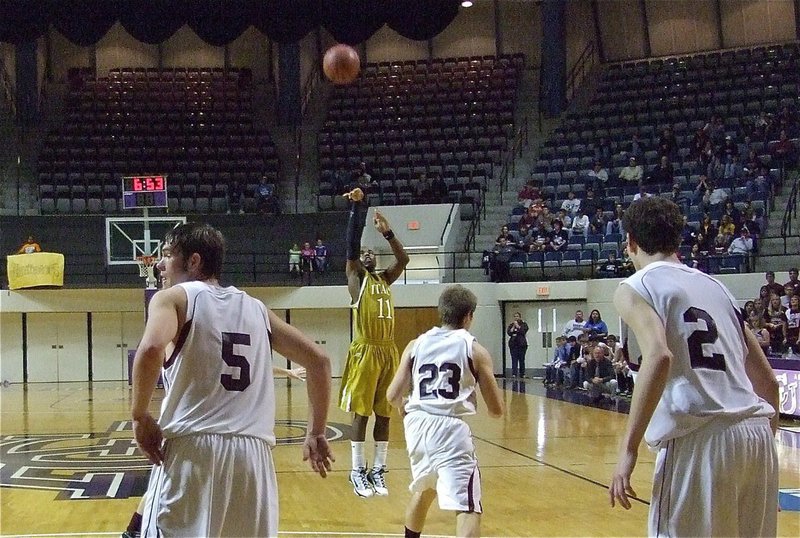 Image: The three ball — Italy’s Jasenio Anderson(11) shoots a 3-pointer in an effort to rally the Gladiators.