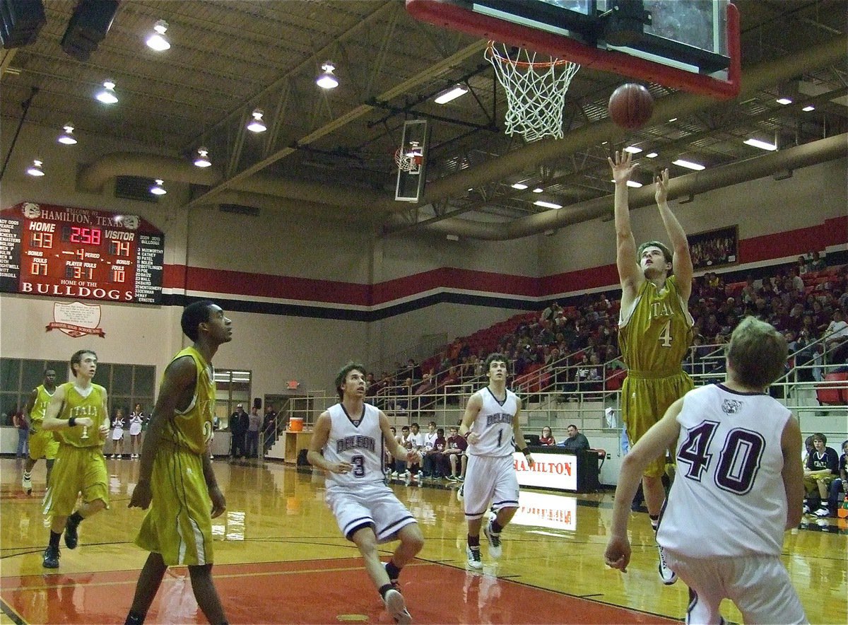 Image: Heath Clemons(2) bounce passes to Ryan Ashcraft(4) for 2-points — After bounce passing around a DeLeon Bearcat defender, Italy’s Heath Clemons(2) casually watches teammate Ryan Ashcraft(4) make the bank shot as the Gladiators win the 1A area championship, 85-50.