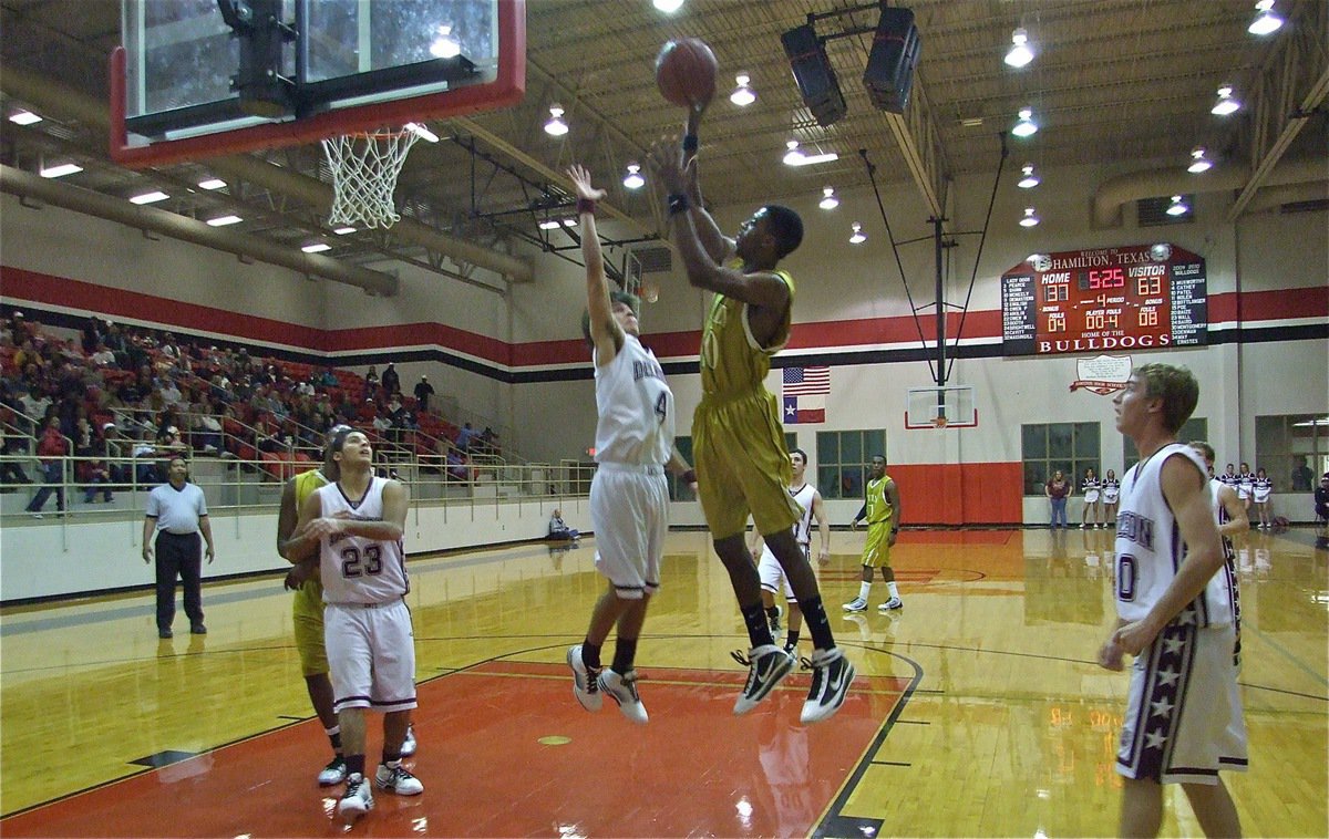 Image: Wowed the crowd — Italy’s John Isaac(10) wowed the crowd with his aerial accuracy.