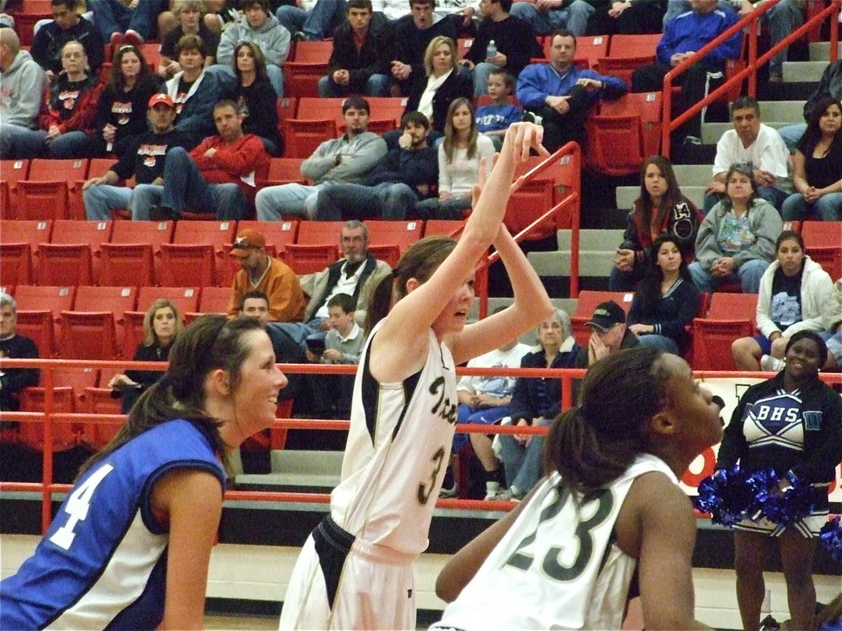 Image: Two in a row — Kaitlyn Rossa(3) knocks down two free throws.