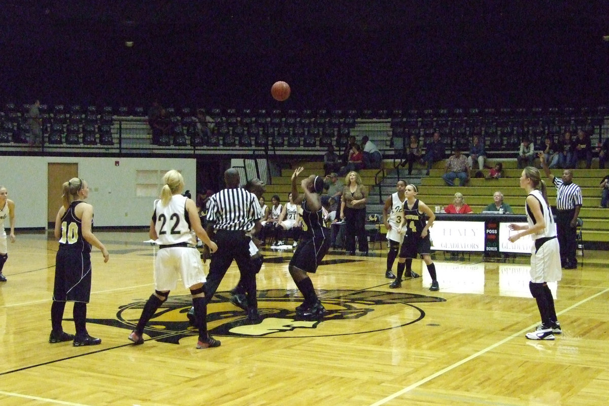 Image: Tip-Off — Italy’s Jimesha Reed #40 and Dawson’s Alicia Simmons #23 begin the contest.