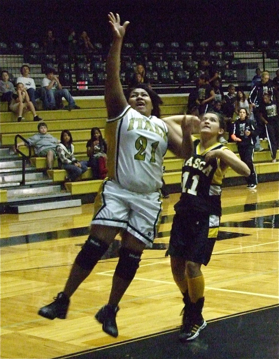 Image: Davis delivers — Khadijah Davis(21) shoots a layup against Itasca.