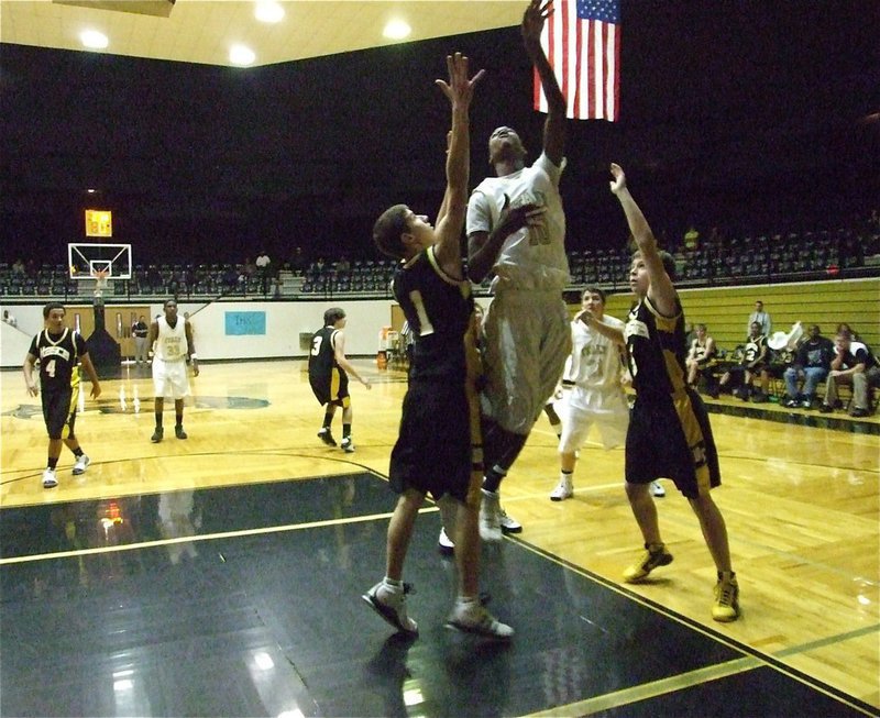 Image: Simmons shoots — Italy’s Devonta Simmons(10) scores inside for the JV Gladiators.