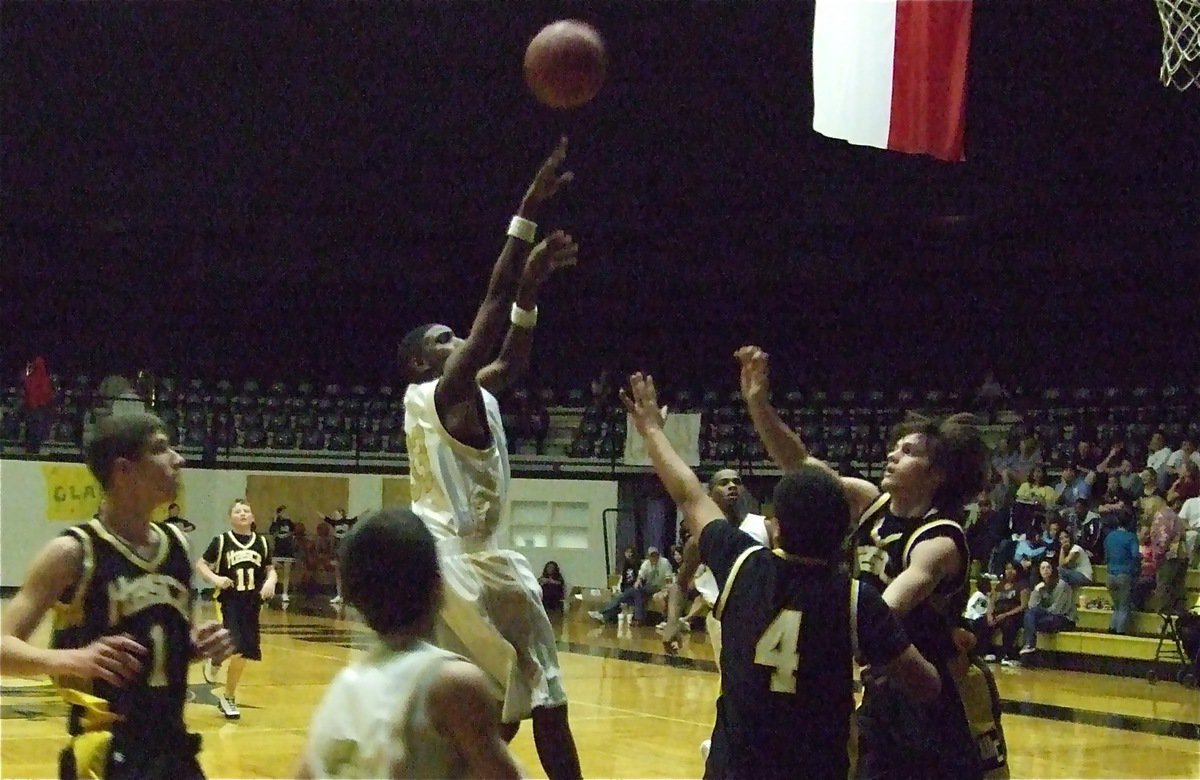 Image: Green reaches goal — Ta’Cory Green(33) hits a jumper in the paint as Caden Jacinto rushes in for a possible rebound.