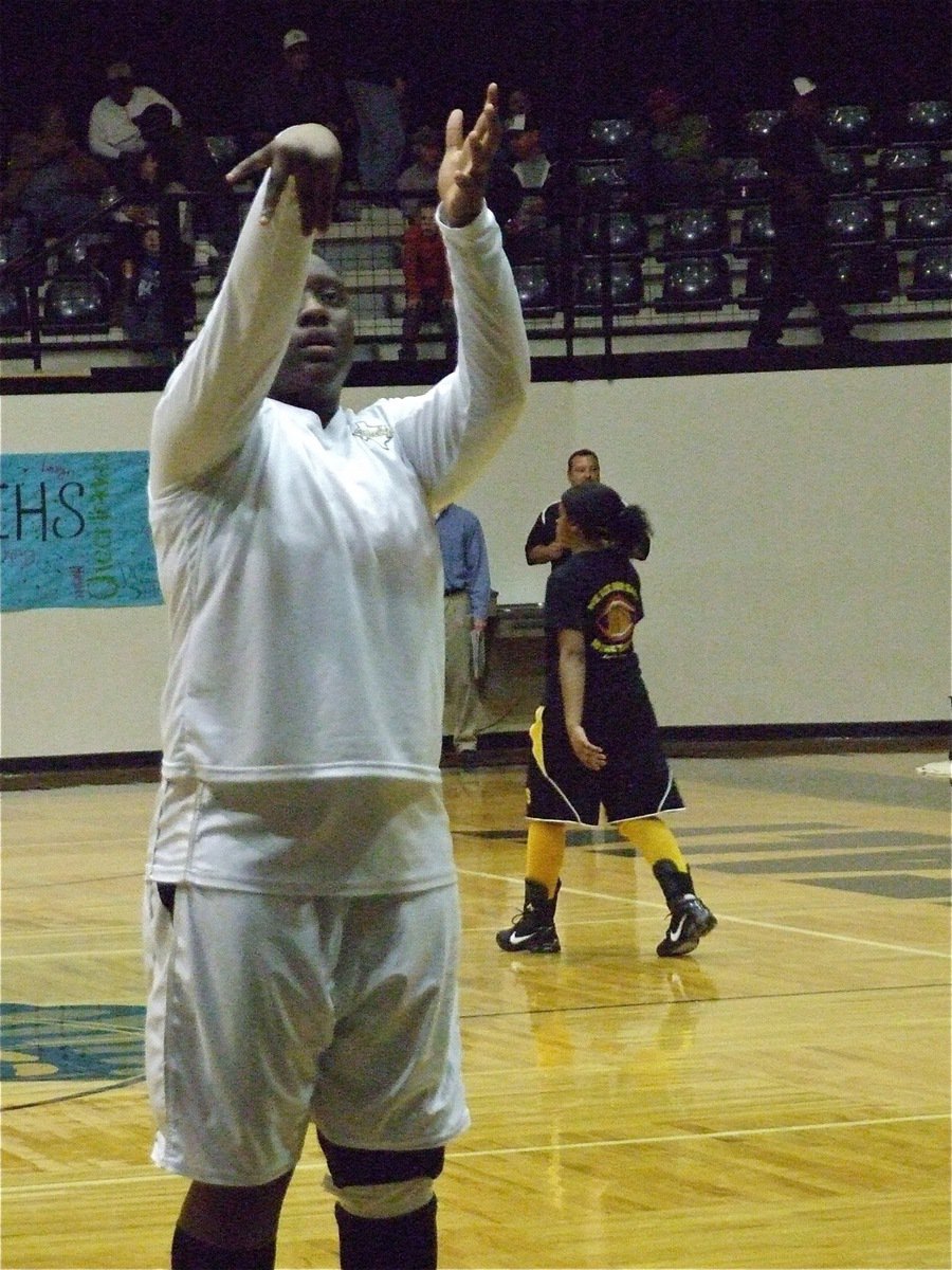 Image: Reed practices — Jimesha Reed practices a free throw before the game between Italy and Itasca.