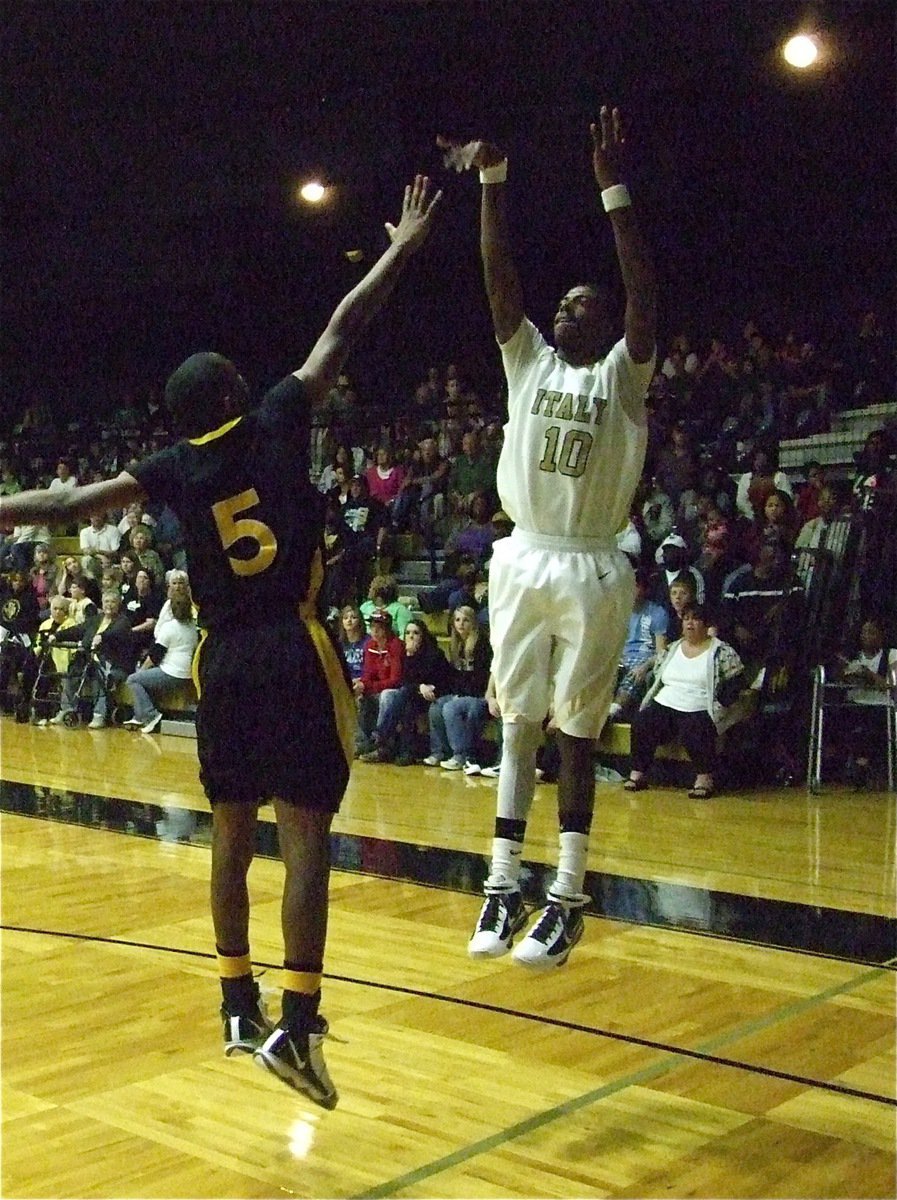 Image: Isaac is incredible — Italy’s John Isaac(10) takes a jump shot over a Wampus Cat defender.