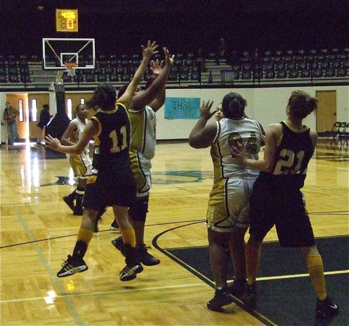 Image: Khadijah shoots — Khadijah Davis pulls up for a jumper as Sa’Kendra Norwood stays ready in case she needs to pass.