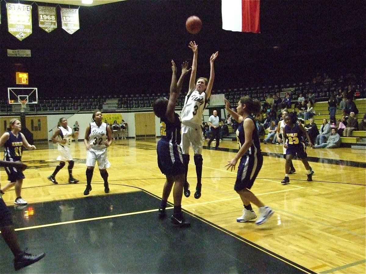 Image: Rossa towers — Kaitlyn Rossa(3) pulls up for 2-points.