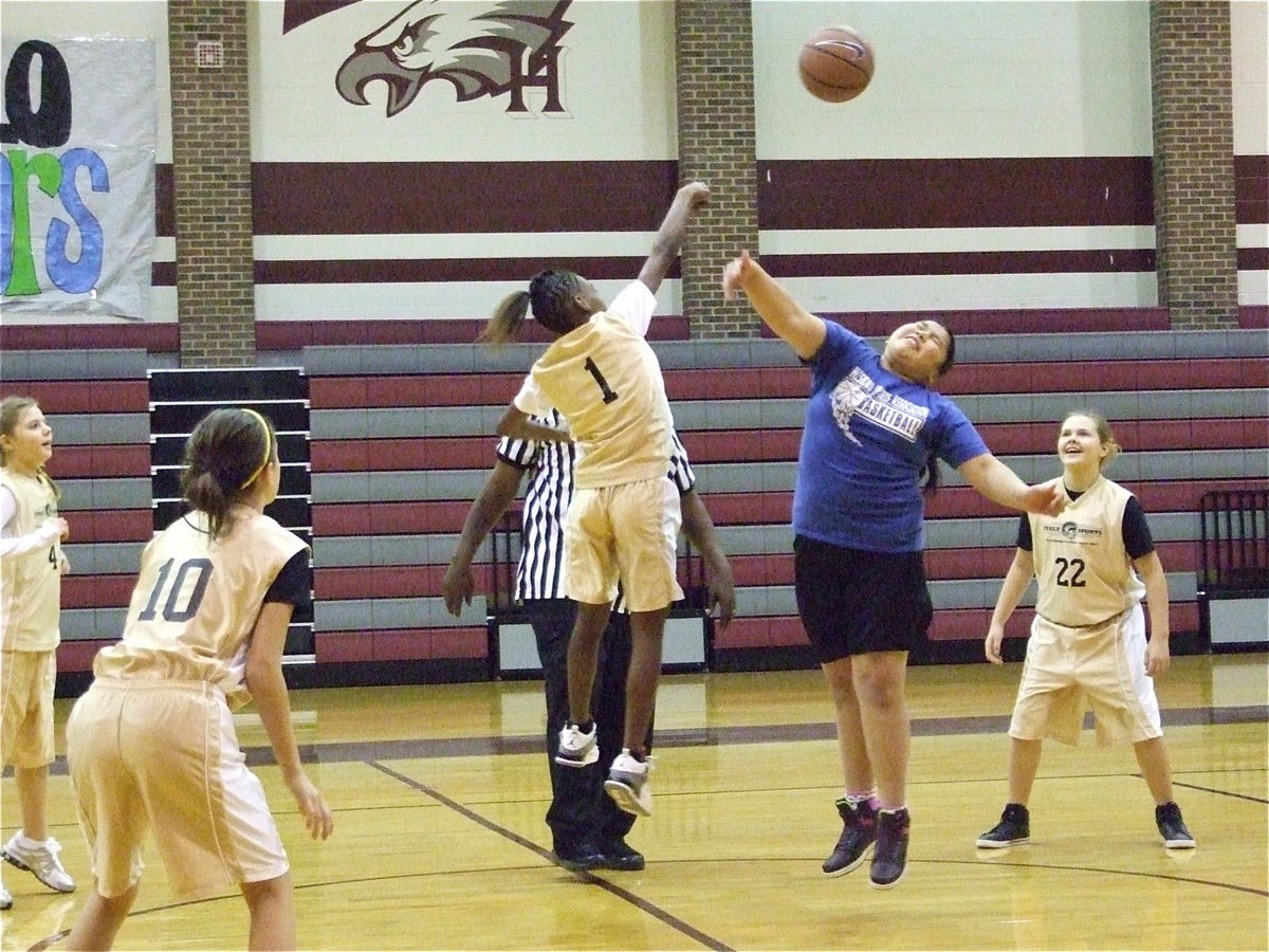 Image: DeCorea Green wins the tip, Italy 24 wins 13-8 — Italy 24 (5th &amp; 6th girls) won 13-8 over Hillsboro Royal Blue in Hillsboro on Saturday. Italy 24’s record improves to 3-2. Above, point guard Decorea Green(1) jumps while Lillie Perry(22), Cassidy Childers(10) and Brooke DeBorde(4) seem impressed.