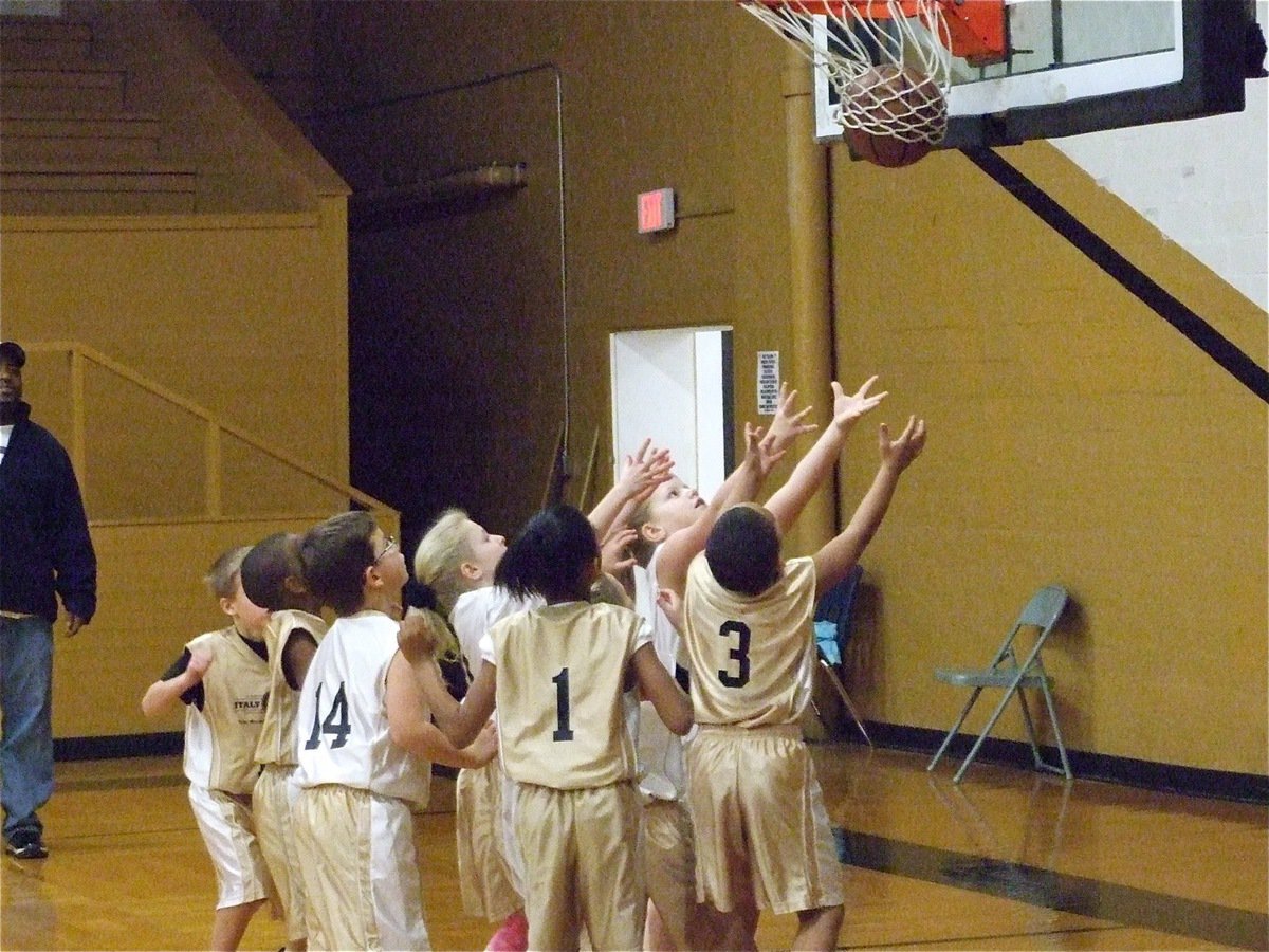 Image: We made it! — Player jam under the hoop during the Italy 10 vs. Italy 9 game.