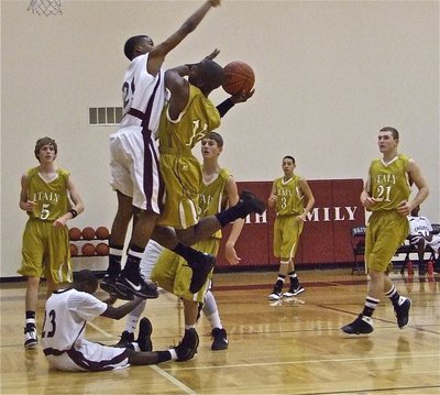 Image: Dez dazzles — Desmond Anderson(15) tries to score off an assist from Jase Holden(33).