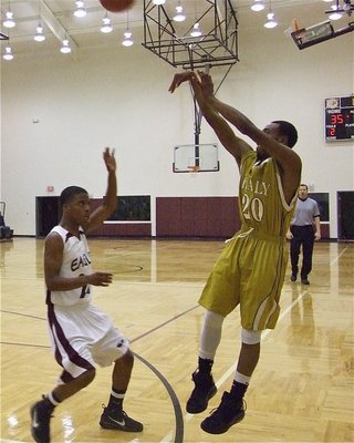 Image: The real deal — De’Andre Sephus(20) can shoot 3-pointers, soar through the air and create havoc on defense.