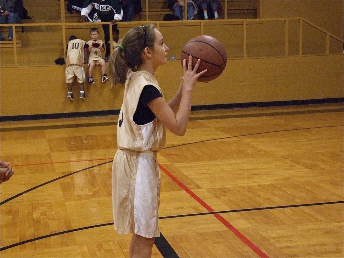 Image: Jozie Perkins — Italy 24’s Jozie Perkins(34) concentrates on her halftime free throw.