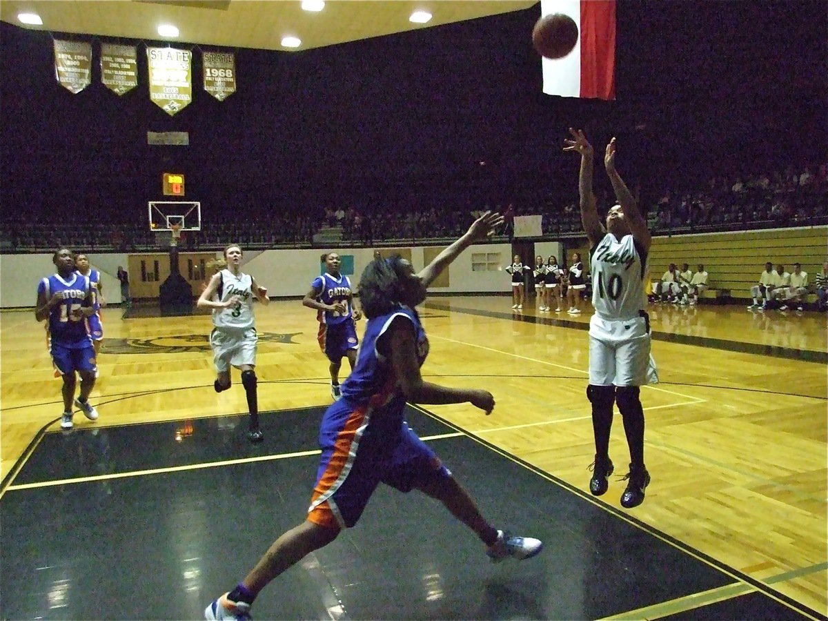 Image: Birdsong shoots — Kyonne Birdsong(10) is in the right spot at the right time.