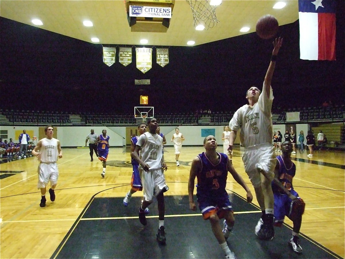 Image: Itson beats the pack — Bubba Itson(5) stretches for 2-points.