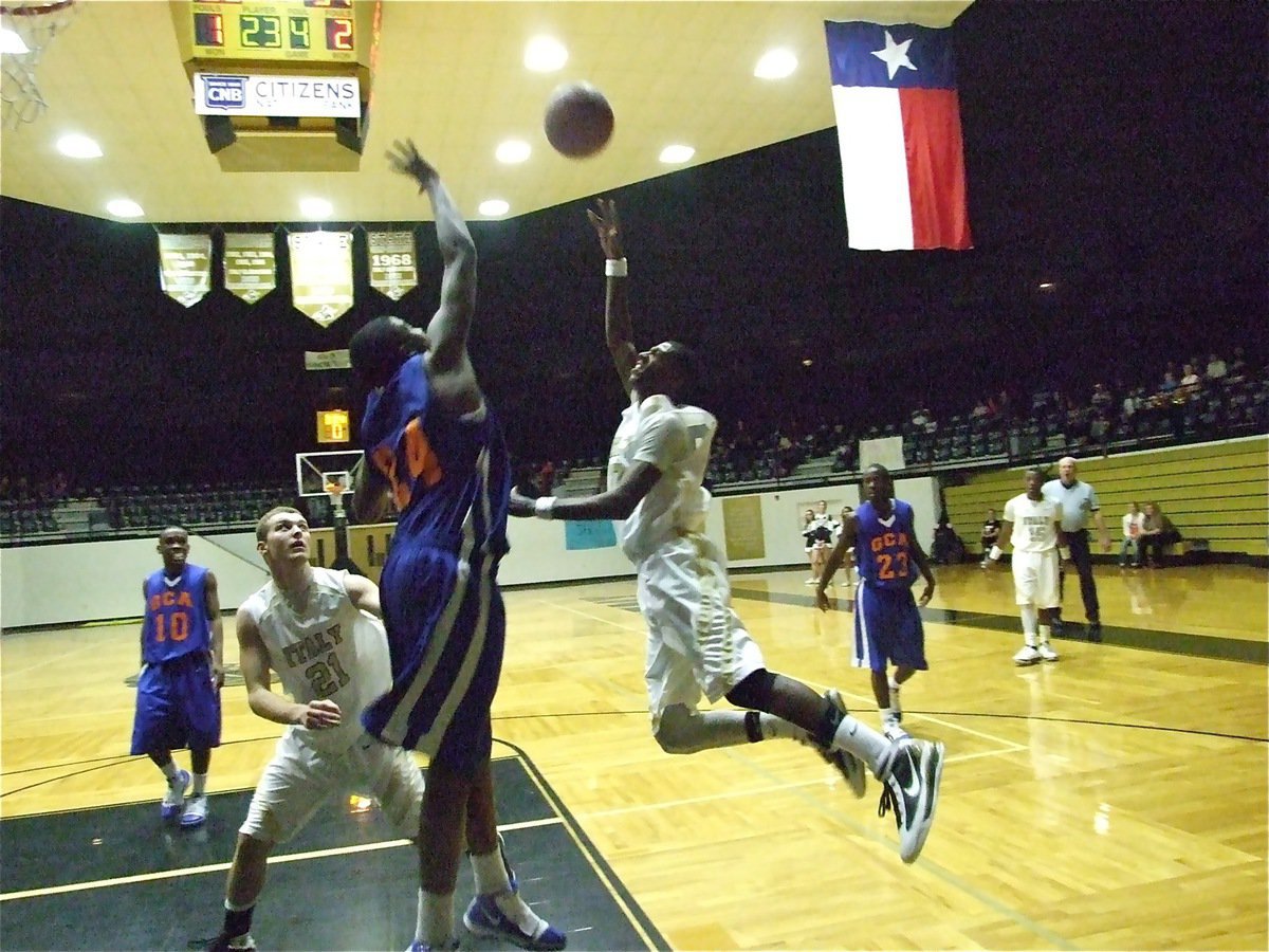 Image: Creating in space — Italy’s John Isaac(10) drives into Dallas.